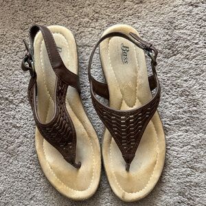 Bass Brand Women’s Brown Thong Sandals. Size 8. NWT